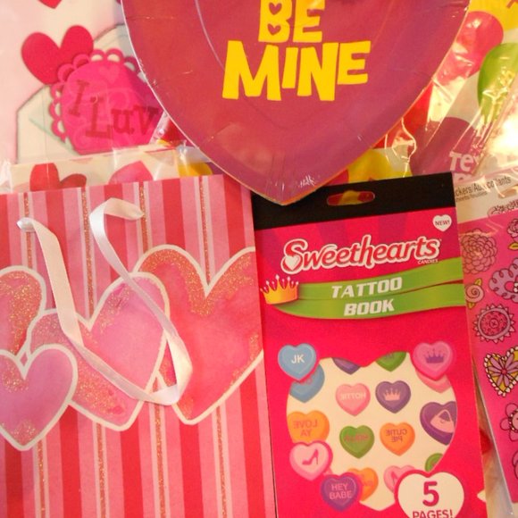 Valentines Lot of Party Plates & Assorted Items - Picture 9 of 16